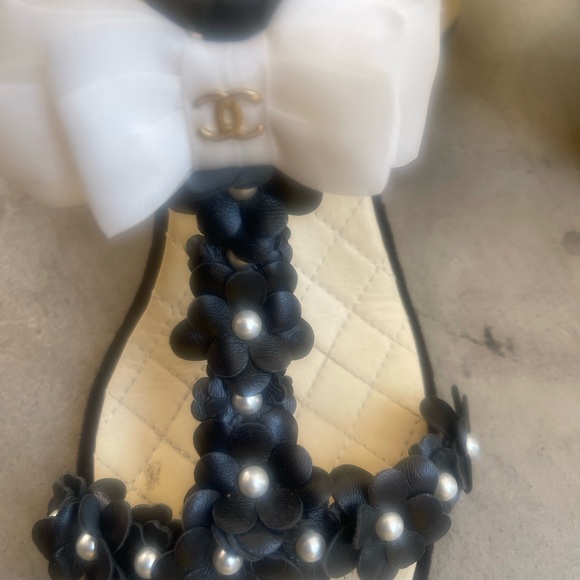 CHANEL LEATHER & PEARL SANDALS /39 - Picture 8 of 9